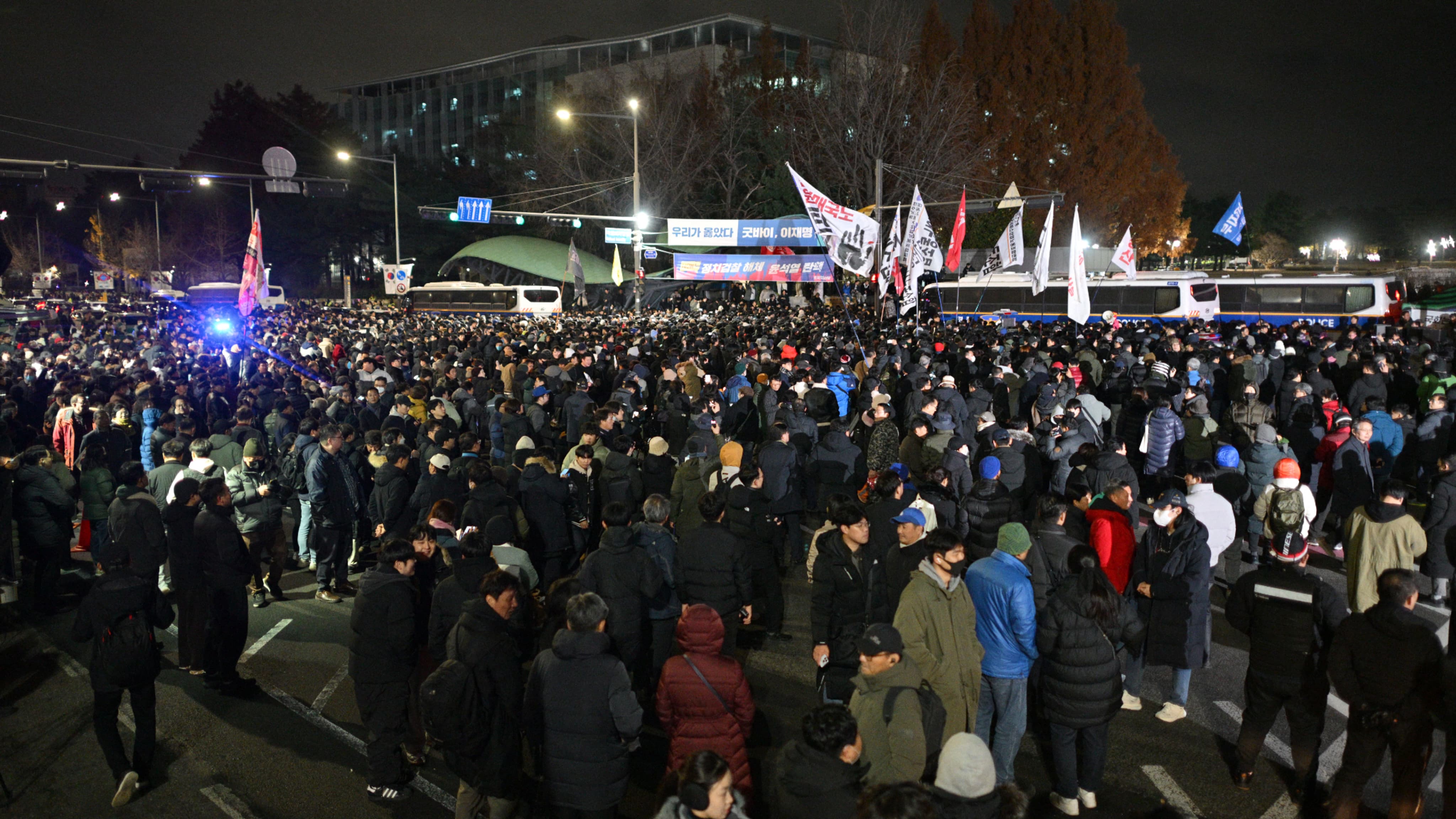 TOUT COMPRENDRE. Blindés dans la rue, loi martiale... La Corée du Sud face à un chaos institutionnel