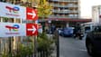 Des automobilistes attendent de faire le plein devant une station service TotalEnergies à Marseille, le 6 octobre 2022