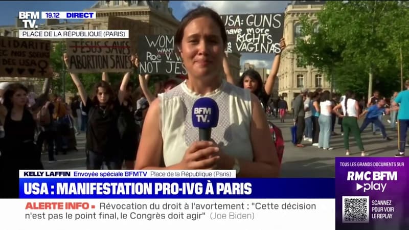 À Paris, des manifestantes rassemblées sur la place de la République pour dénoncer la révocation du droit à l'avortement aux États-Unis