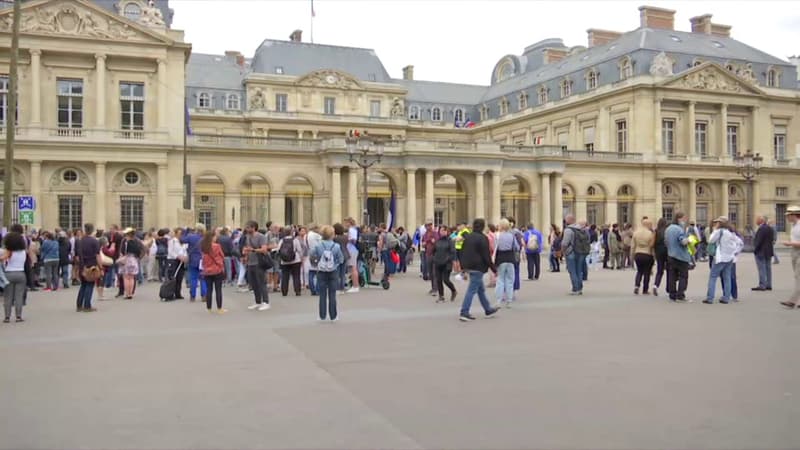 Des manifestants présents à proximité du Conseil constitutionnel après la décision sur la loi sanitaire