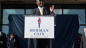 Visé par des accusations de harcèlement sexuel et d'adultère, Herman Cain a annoncé samedi qu'il renonçait à briguer l'investiture du parti républicain à l'élection présidentielle américaine de 2012. /Photo prise le 3 décembre 2011/REUTERS/John Adkisson