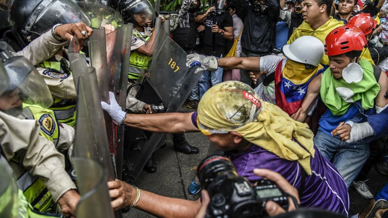 Une manifestation à Caracas le 12 mai 2017