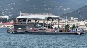 Les images de l'arrivée de la plage flottante "Canua Island" dans la rade de Toulon