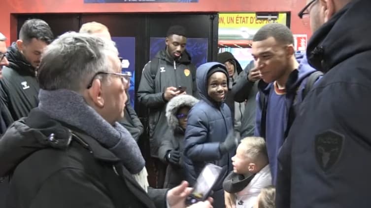 Kylian Mbappé très attendu à la sortie du vestiaire après Orléans-PSG, 20 janvier 2024