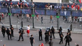 Les forces de l'ordre dispersées au milieu de la foule qui se pressent aux abords de l'enceinte dionysienne