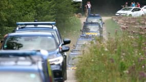 Des véhicules de gendarmerie dans une forêt à Saulx, en Haute-Saône, le 7 août 2024 pour les recherches concernant Lina, une adolescente de 15 disparue
