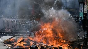 Des feux de palettes durant la manifestation du 1er mai 2022, à Paris 