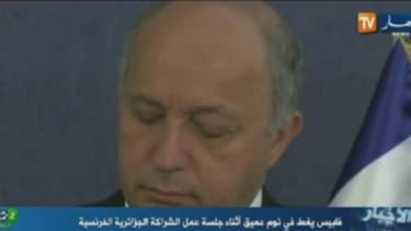 Laurent Fabius s'est assoupi au cours d'une réunion officielle en Algérie.