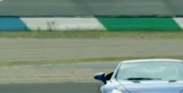 Sur le circuit de Motegi au Japon, Bruce Jouanny au volant de la Lexus LFA.