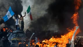 Une voiture brûlée lors des protestations à Los Angeles contre la politique migratoire de Donald Trump, le 8 juin 2025