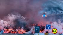 De la lave en fusion déborde de la route menant à la célèbre destination touristique "Blue Lagoon" près de Grindavik, dans l'ouest de l'Islande, le 8 février 2024. 