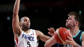 Le Slovène Luka Doncic (d) face au Français Nicolas Batum en demi-finale du basket aux JO de Tokyo, le 5 août 2021