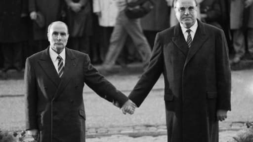 Francois Mitterrand et Helmut Kohl le 22 septembre 1984 à Douaumont Francois Mitterrand et Helmut Kohl le 22 septembre 1984 à Douaumont