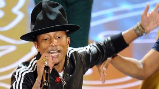 Pharrell Williams se produisant sur la scène des Oscars, le 2 mars 2014.