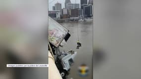 Les images du sauvetage d'une conductrice de camion suspendu dans la vide à Louisville, dans le Kentucky.