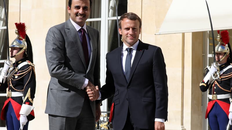 Le Président Emmanuel Macron et l'émir du Qatar Hamad al-Thani, le 15 septembre 2017 à l'Elysée à Paris. 