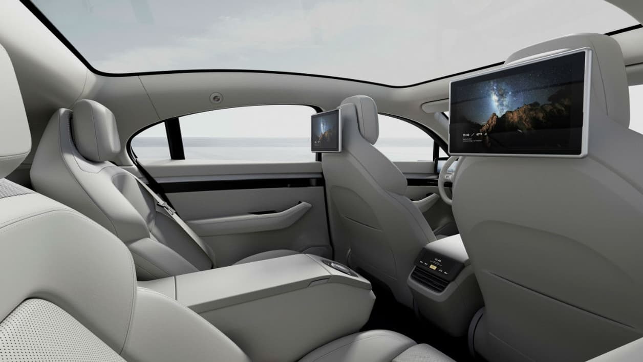 L'arrière reste très épuré, avec un grand toit vitré et de grands écrans.