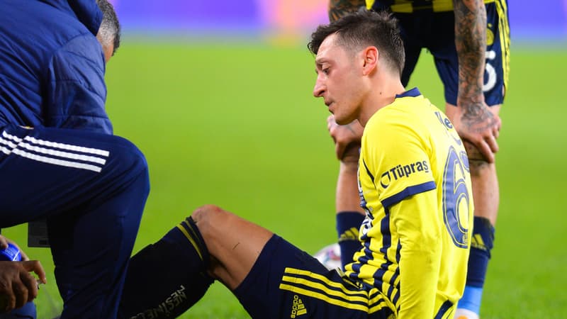 Turquie: grosse blessure d'Özil, qui sort sur civière avec Fenerbahçe