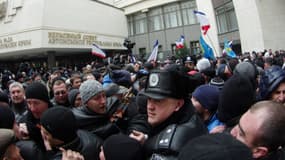 Heurts entre partisans pro-Russes et du nouveau pouvoir ukrainien devant le Parlement de Crimée, ce mercredi 26 février, à Simféropol.