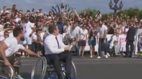 En fauteuil roulant, Macron joue au tennis avec des athlètes handicapés 