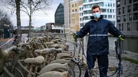 Clément Charret, étudiant de 20 ans, pose le 1er décembre 2020 avec son équipement qui lui a permis de repêcher plusieurs Vélib' jetés dans le canal de l'Ourcq à Pantin, en Seine-Saint-Denis