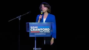 Susan Crawford, candidate à la Cour suprême du Wisconsin, lors d'un meeting au Majestic Theatre le 31 mars 2025 à Madison, Wisconsin.