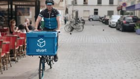 Stuart emploie une centaine de collaborateurs. Elle est présente à Paris, Barcelone Londres, Lyon et Madrid. 