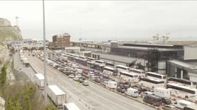 Les bouchons accumulés sont tels que les voyageurs ont parfois dû attendre jusqu'à 12h pour rejoindre le port de Douvres.