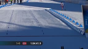 Quentin Fillon-Maillet fait demi-tour en vue de l'arrivée lors du relais mixte des mondiaux de biathlon à Oberhof le 8 février 2023