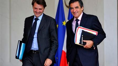 Le ministre du Budget François Baroin quitte mercredi le conseil des ministres en compagnie de François Fillon. Dans un entretien à paraître jeudi dans les Echos, il appelle les parlementaires à faire preuve de mesure dans le rabotage des niches fiscales