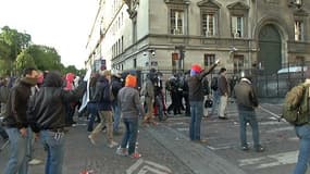 Des militants extrêmistes face aux CRS lors de la Manif pour tous le 26 mai dernier