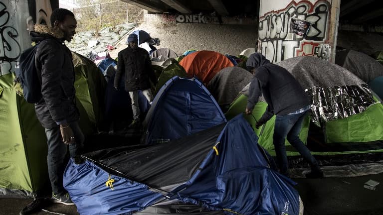 Des migrants dans le 19e arrondissement de Paris