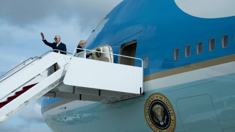 Le président américain Joe Biden et la première dame Jill Biden embarquent pour Rome à bord d'Air Force One, le 28 octobre 2021 sur la base d'Andrews, dans le Maryland