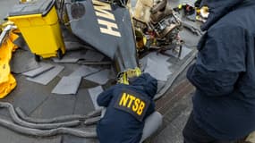 Les équipes de la sûreté aérienne (NTSB) inspectent la carcasse de l'hélicoptère qui s'est crashé dans l'Hudson River à Jersey City le 10 avril 2025
