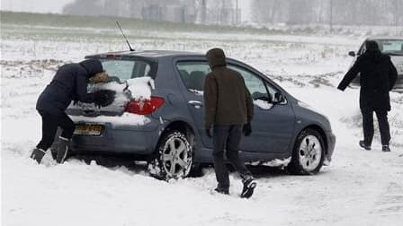 La vague de froid qui touche la France depuis plusieurs jours menaçait samedi une trentaine de départements de nouvelles chutes de neige et de pluies verglaçantes et continuait de perturber les transports, comme ici dans le Nord. /Photo prise le 4 décembr