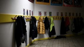 Un porte-manteau dans une école primaire des Landes, le 4 octobre 2021