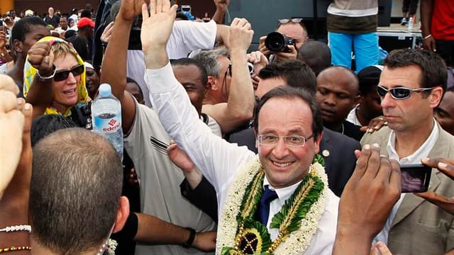 François Hollande a brocardé samedi, lors d'un déplacement à Mayotte, son rival à l'élection présidentielle Nicolas Sarkozy, qualifiant le président sortant de "chef de tout et responsable de rien". /Photo prise le 31 mars 2012/REUTERS/Charles Platiau