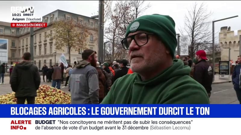 À Avignon, les agriculteurs en colère jettent des pommes sur la cité administrative