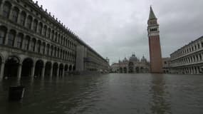 La Place Saint-Marc, à Venise, sous les eaux après de fortes intempéries