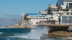 Des vagues s'écrasent contre le front de mer à la Pointe Carinade et à l'Anse des Catalans, près du vieux port de Marseille, alors qu'une forte houle et des vents violents frappent la ville côtière, le 13 novembre 2017.
