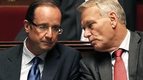 Les députés socialistes vont déposer des amendements visant à supprimer dès 2012 plus de 12 milliards d'euros de niches fiscales, a annoncé le président du groupe PS à l'Assemblée, Jean-Marc Ayrault, ici aux côtés de François Hollande, qui a inscrit cette