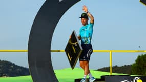 Mark Cavendish sur le podium du Tour de France, le 21 juillet 2024.