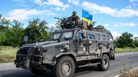 Un soldat ukrainien dans un véhicule blindé le 14 juillet 2022 à Kramatorsk