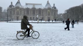 La place de la République à Lille recouverte d'un manteau blanc le 17 janvier 2024.