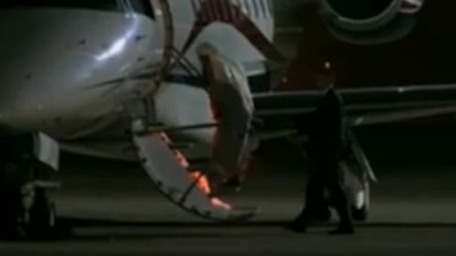 Abou Qatada, expulsé de Grande Bretagne, embarquant à bord de l'avion qui l'a ramené en Jordanie dimanche.
