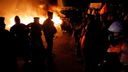 Cordon policier devant le dépôt de carburant de Donges, en Loire-Atlantique. La police est intervenue mercredi pour débloquer les sites pétroliers et routiers stratégiques contrôlés par les opposants à la réforme des retraites, qui ont riposté en multipli