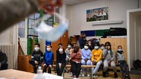 Un policier et un médecin expliquent les gestes barrières à des élèves d'une école parisienne, le 23 novembre 2020.