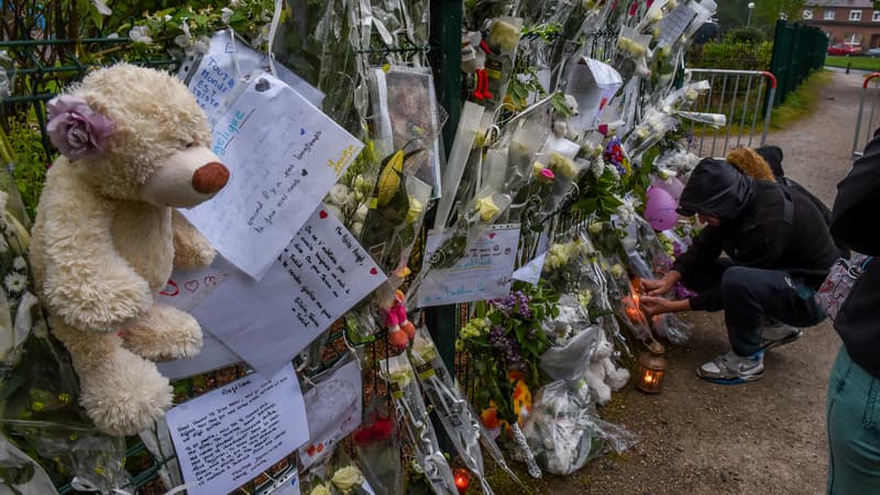 Des fleurs, mots et peluches déposés en hommage à Angélique, tuée fin avril à Wambrechies, dans le Nord.