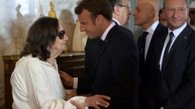 Photo prise le 27 juillet 2019 à Tunis, montrant le président français Emmanuel Macron présentant ses condoléances à la veuve du chef de l'Etat tunisien Beji Caïd Essebsi. Chadlia Caïd Essebsi est décédée à son tour, selon son fils