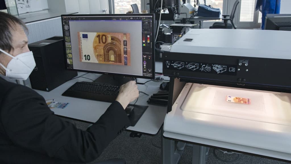 Un scanner permet de numériser un billet suspect. Un scanner permet de numériser un billet suspect.